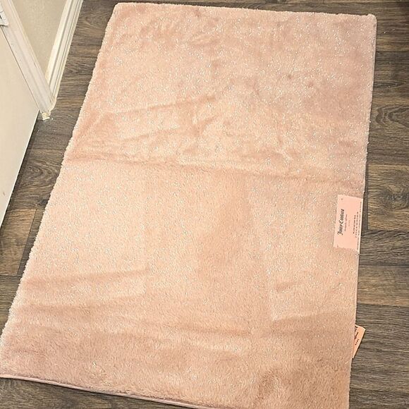 Juicy Couture Home Glitter Infused Plush Accent Rug - Picture 6 of 10